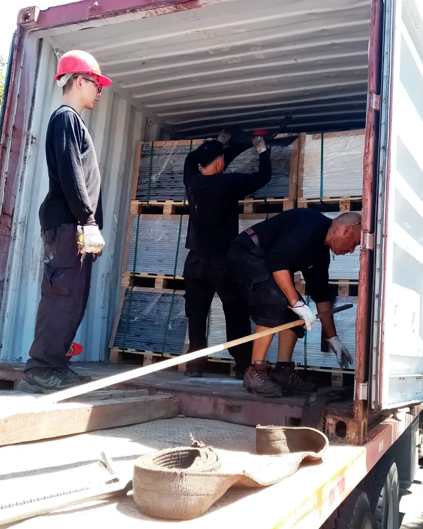 Riggers de Grúas Sotomayor descargando pallets desde un contenedor
