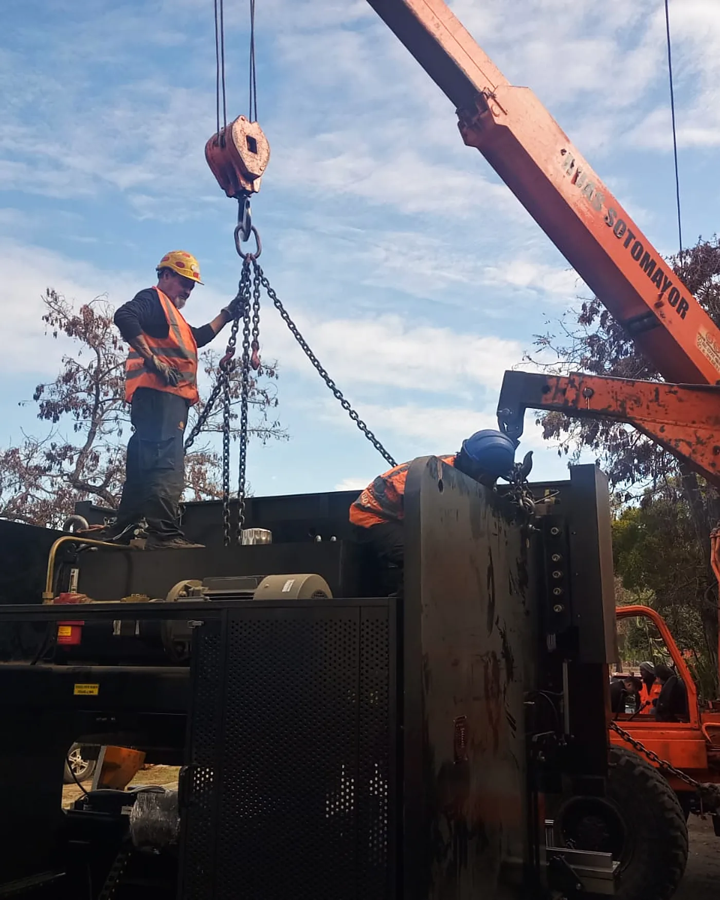 Rigger de Grúas Sotomayor estrobando una máquina para el izaje con grúa pluma
